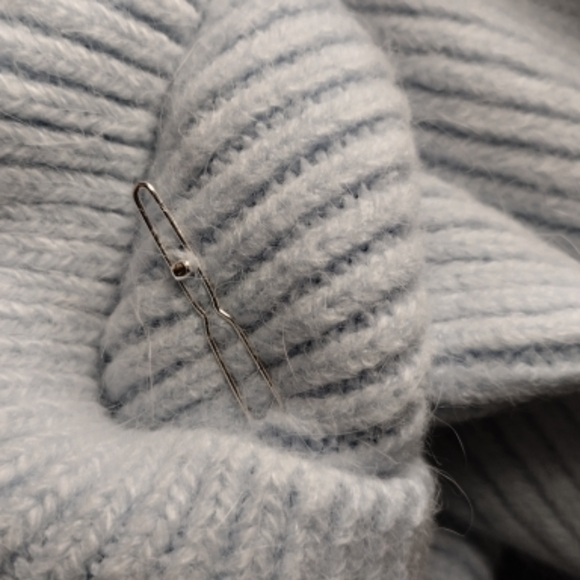 NWT Rabbit Fur Beanie With Snowflake Brooch - Picture 9 of 9